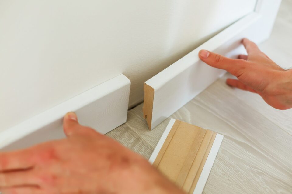 l'installation de plinthes