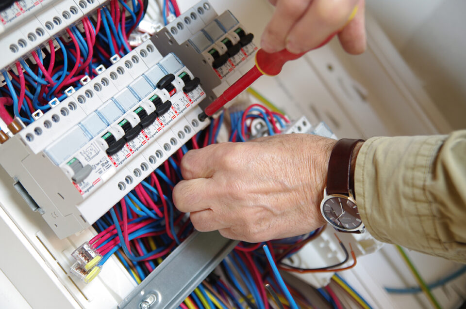 électricien montant un tableau électrique